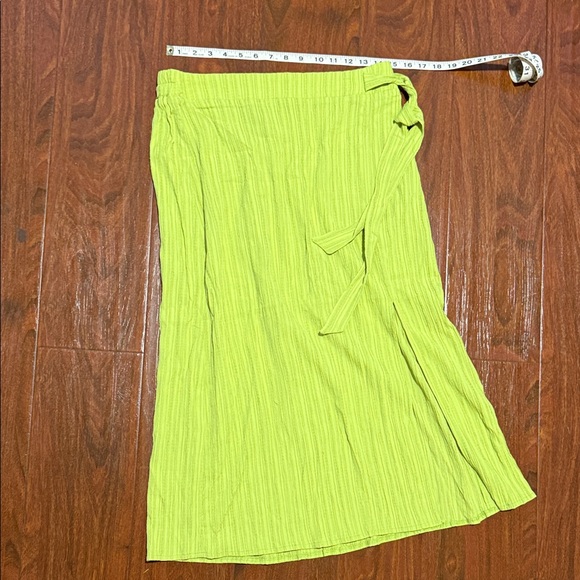 Soho Vibrant Green Midi Skirt - Picture 4 of 5